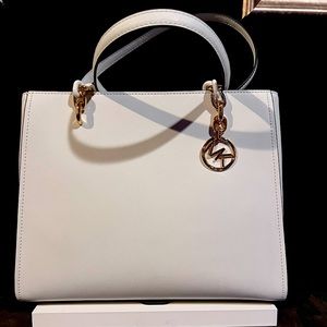 Micheal Kors tote. Sofia Never used, perfect condition.